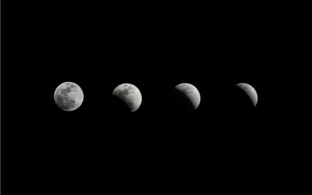 4 moon phases showing the 4 menstrual phases